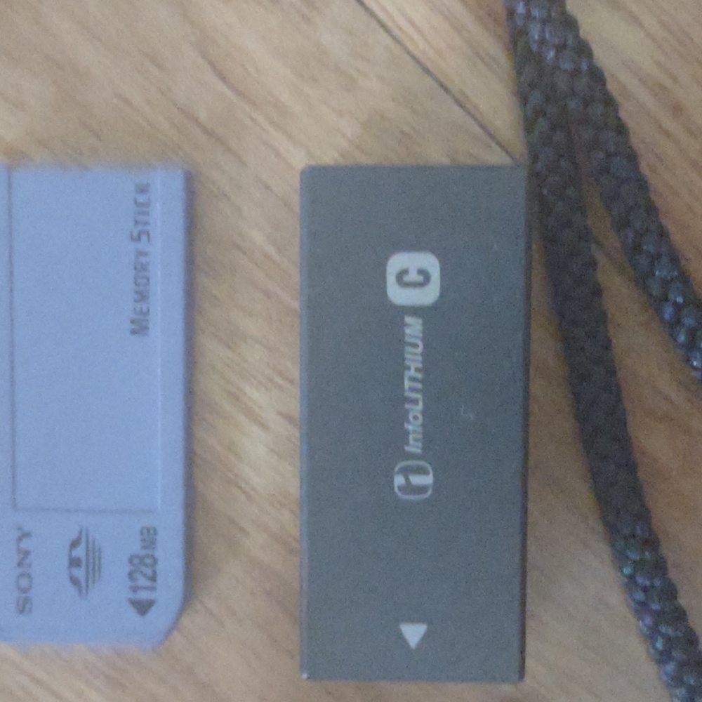 Sony DSC-P9 digital still camera. 4.0 MP - Picture 7 of 12